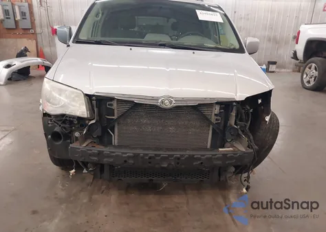 2010 Chrysler Town & Country Touring from USA, damaged, VIN 2A4RR5D19AR271153